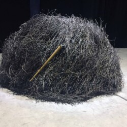 La pianta della vite nella sfera occidentale, 1991, Tubular steel wire mesh structure, bundles, wax, funnel, ∅ 300 cm