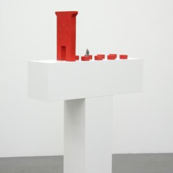Rotes Tor, 1975, Wood, plastic, 40 x 20 x 72 cm, pedestal in two units: 105 x 30 x 30 cm, Ed. 1/5