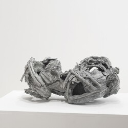Loose bonds, 2016, Aluminium, 28 x 64 x 38 cm