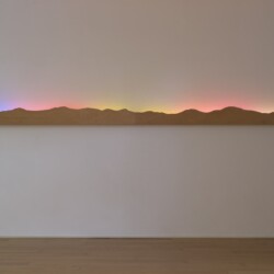 Aurora, 2016, Wood, neon 25 x 485 x 13,6 cm