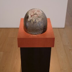 Eierkopf halb, 2014, Glazed ceramic 20 x 23 x 36 cm Pedestal: 111,5 x 45 x 35 cm