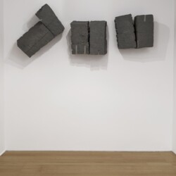 "Grigi che si allegeriscono", 1982-2018, Stones, steel cable, slip knot Variable dimensions