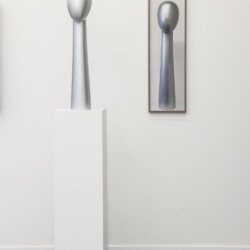 Mork, 2018, Plaster lacquered silver, framed ink jet print Sculpture: 80 x 20 x 20 cm Picture: 88,5 x 27 cm (framed)