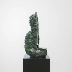 Cameron JAMIE, "Llarona", 2017, Glazed ceramic on steel pedestal, 79 x 32 x 38 cm, pedestal: 95 x 45 x 45 cm