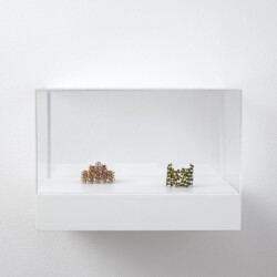 Christiane LÖHR, Kleines Oval (Little Oval) & Kleines Stufenform (Little Stepform), 2019, Plant stalks 4 x 4,5 x 3,5 cm & 4 x 5 x 5 cm (In Plexiglas vitrine: 22 x 32 x 24 cm)