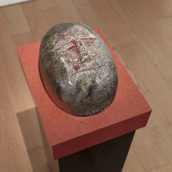 Thomas SCHÜTTE, Eierkopf, halb 2014, Glazed ceramic, 20 x 23 x 36 cm, Pedestal: 111,5 x 45 x 35 cm