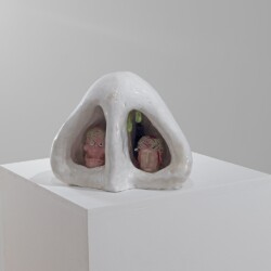 Dionisis KAVALLIERATOS "Sniffed by God", 2009, Ceramic, 20 x 50 x 30 cm
